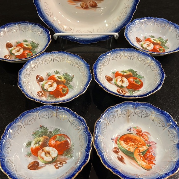 Vintage Flow Blue Bowl with 6 matching fruit bowls. Gold trim and fruit motif. - Picture 7 of 16